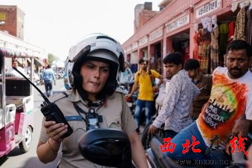 印度女警巡逻队的成员在街道上巡逻。（图片来源：法新社）