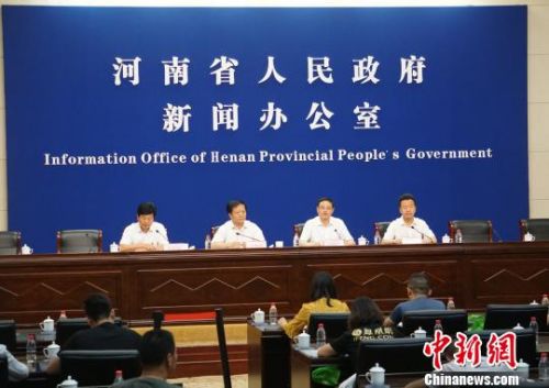 河南省政府新闻办举办开放人防工程避暑纳凉工作新闻发布会。　董飞　摄