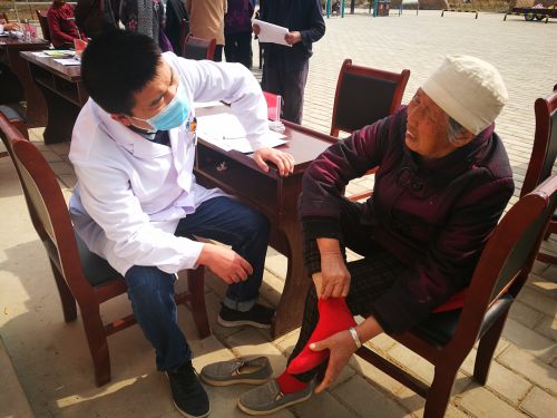 YAZ  人民医院外科医生潘光亮正在为村民看病