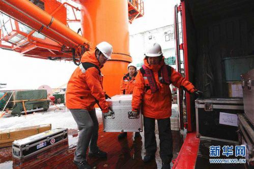 1月9日，科考队员整理物资，为过西风带做准备。新华社记者 刘诗平 摄