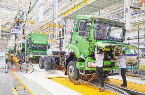 9月4日，在陕汽商用车公司总装车间，一线工人正在为即将下线的卡车完成最后的组装工序。