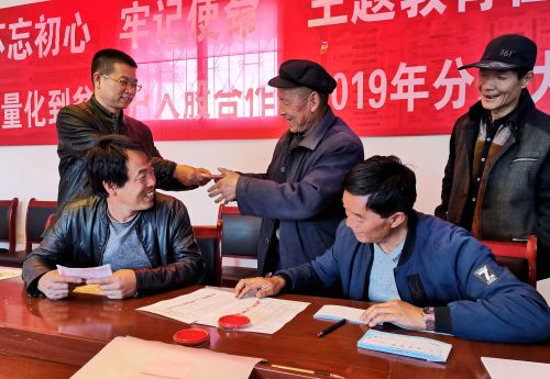 合作社为村民分红 (1)