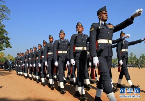 3月2日， 斯里兰卡空军士兵在卡图纳耶克空军基地参加阅兵活动。