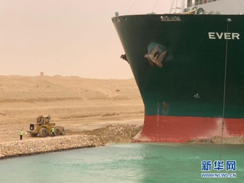 这是3月24日在埃及苏伊士运河拍摄的重型货船搁浅现场。