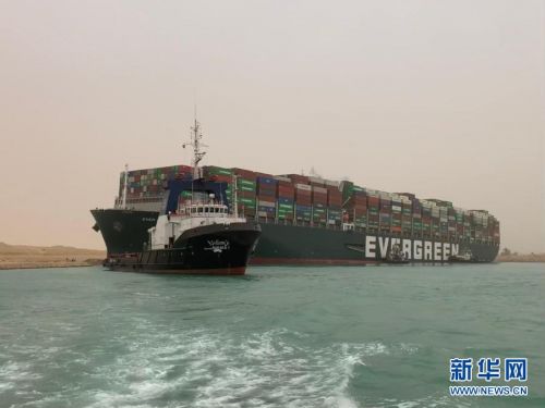 这是3月24日在埃及苏伊士运河拍摄的重型货船搁浅现场 。
