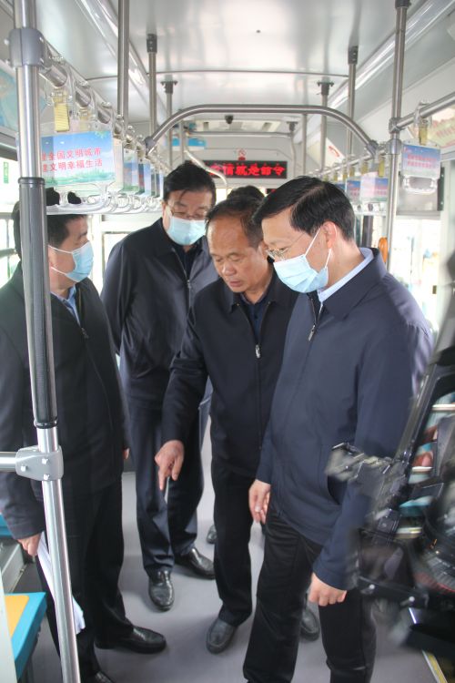 陈忠副市长指导车厢卫生工作
