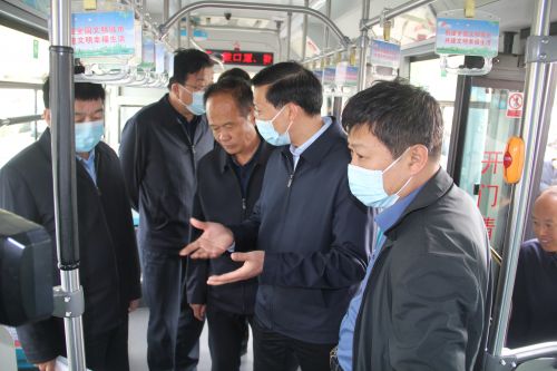 榆林公交总经理付明荣向陈忠副市长介绍公交配置情况