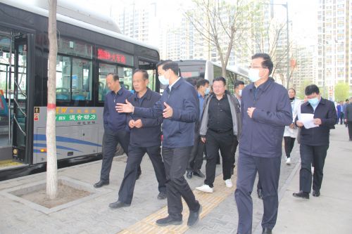 榆林公交总经理付明荣向陈忠副市长介绍公交发展情况