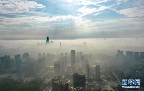 5月8日，贵阳市观山湖区的高楼被雾气笼罩（无人机照片）。