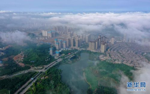 5月8日，贵阳市观山湖区的高楼被雾气笼罩（无人机照片） 。