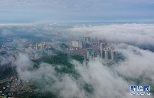 5月8日，贵阳市观山湖区的高楼被雾气笼罩 （无人机照片）。