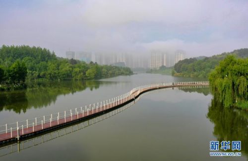 5月8日，贵阳市观山湖区阅山湖公园景色怡人（无人机照片）。