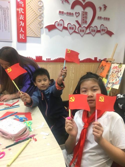 聆听党的故事，学做党的旗帜，重温党的历史，汲取红色养分