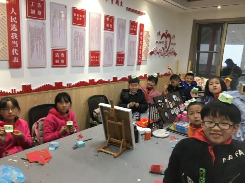 听红歌，做红军帽