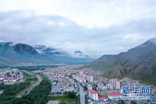 这是8月7日拍摄的玉树市（无人机照片）。新华社记者 吴刚 摄
