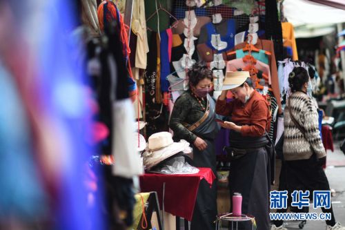 8月6日拍摄的玉树市结古寺大市场一角。新华社记者 吴刚 摄