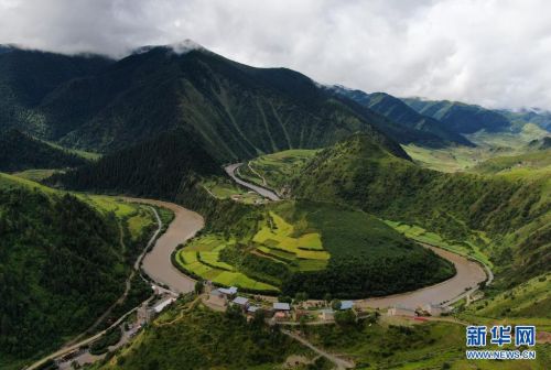 这是8月7日在青海省果洛藏族自治州班玛县境内拍摄的玛可河（无人机照片）。