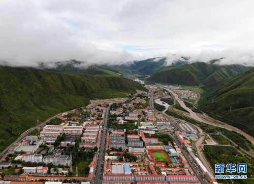 这是8月8日在青海省果洛藏族自治州班玛县境内拍摄的县城景色（无人机照片）。新华社记者 张龙 摄