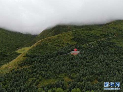 这是8月8日在青海省果洛藏族自治州班玛县境内拍摄的一处观景台（无人机照片）。新华社记者 李占轶 摄