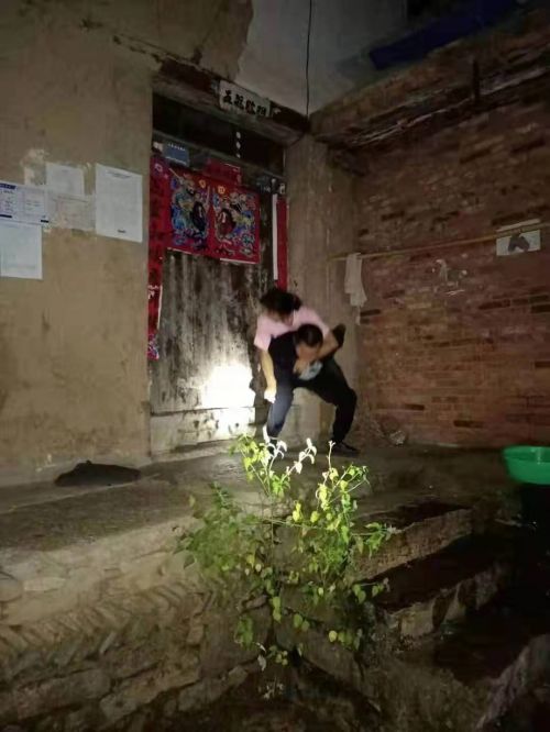 背着患病群众撤离