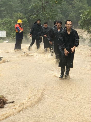趟着山洪去排查
