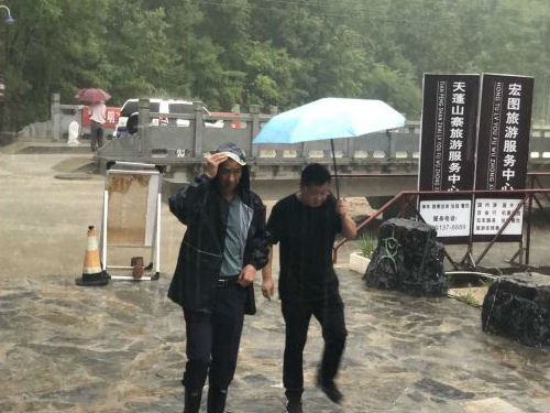 朱忠宝和大伙在巡查路上