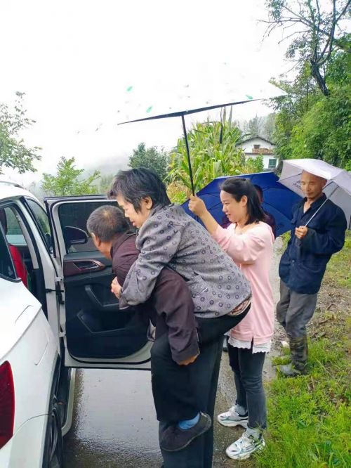 白河防汛救灾一线娘子军。。