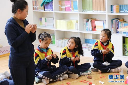 9月2日，黄南藏族自治州同仁市热贡艺术完全小学的学生在上泥塑兴趣班。新华社记者 马千里 摄