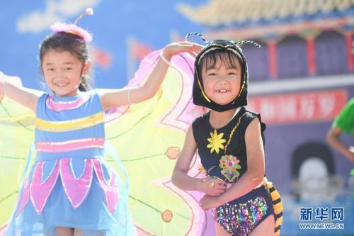 9月2日，黄南藏族自治州同仁市热贡艺术完全小学的学生在排练绘本剧《小蚂蚁找妈妈》。新华社记者 吴刚 摄