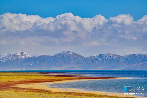 冬格措纳湖位于青海省果洛藏族自治州玛多县境内，海拔4000米以上。秋日的冬格措纳湖，湖水湛蓝、天空辽阔，湖畔的草地红绿黄交融，一幅大自然的美丽画卷在这里展开。新华网发（宋忠勇 摄）