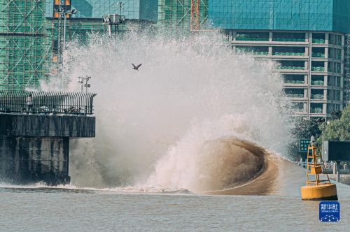 9月23日，钱塘江潮水冲击堤坝形成巨浪。