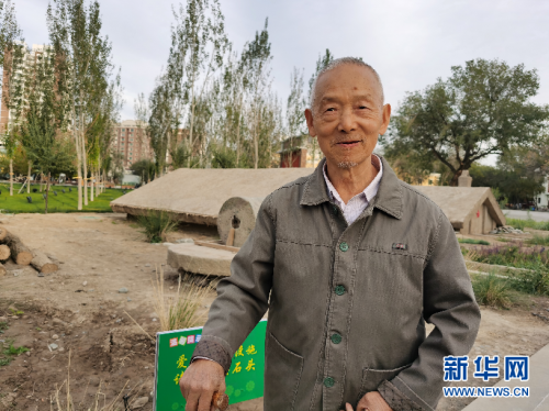 年近80岁的阎大爷是第一代兵团建设者，祖籍河南，从1958年响应国家号召来到新疆以来就一直生活在这里。