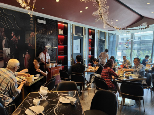 西安烤鸭店里食客重温记忆中的味道