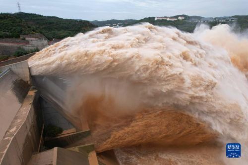 10月10日拍摄的黄河小浪底水库泄洪场景。新华社记者 刘诗平 摄
