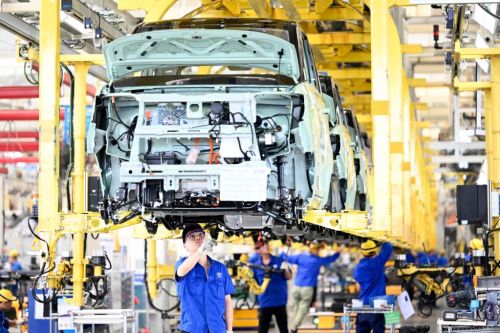 在广西柳州一家汽车企业，工人在新能源汽车生产线上忙碌。新华社发（黎寒池 摄）