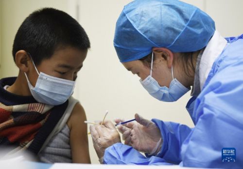 10月29日，甘肃省永靖县的小学生在接种疫苗。新华社发（史有东 摄）