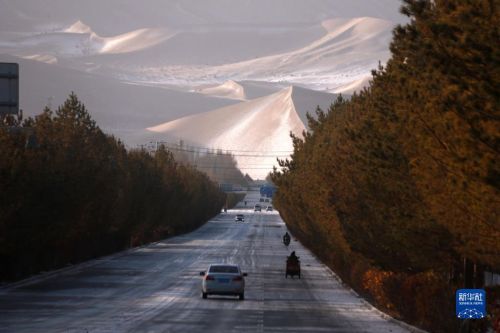 这是11月6日在甘肃省敦煌市月牙泉镇拍摄的雪景。新华社发（张晓亮摄）