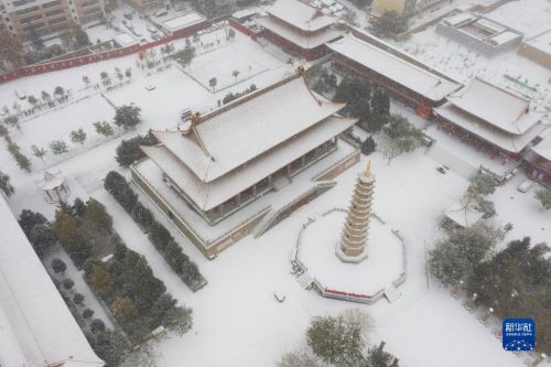 11月6日拍摄的雪中甘肃省武威市鸠摩罗什寺（无人机照片）。新华社发（姜爱平摄）