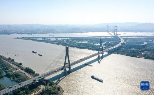 润扬长江大桥沿江风光（11月10日摄，无人机照片 ）。