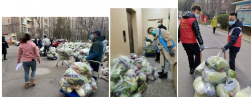 图为志愿者用平板车、手推车等把蔬菜运送到小区单元门口