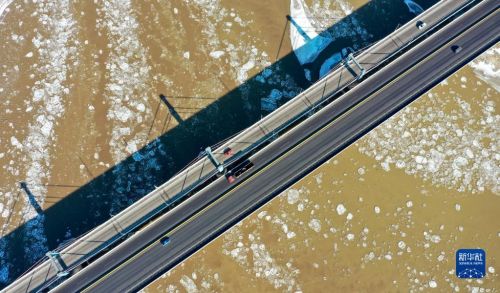 这是12月26日在宁夏石嘴山黄河大桥附近拍摄的黄河流凌 （无人机照片）。