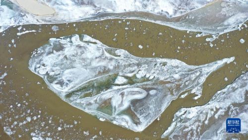 这是12月26日在宁夏石嘴山黄河大桥附近拍摄的黄河流凌（无人机照片） 。