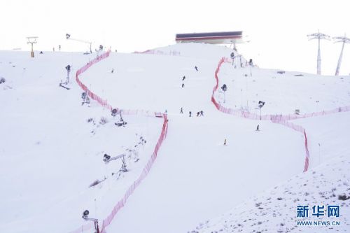 1月1日，滑雪爱好者在新疆阿勒泰市将军山滑雪场滑雪。