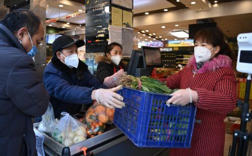 1月11日，西安市莲湖区莲湖路上一家蔬果超市开始营业。新华社记者 刘潇摄