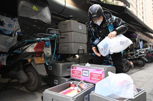 1月11日，西安碑林区南稍门一家盒马鲜生的配送员正在准备为市民进行配送。新华社记者 刘潇摄