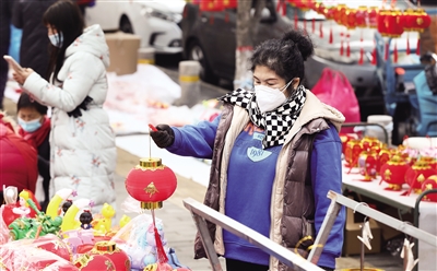 元宵节临近花灯走俏，2月8日上午，在西安市一个灯笼市场，市民正在挑选心仪的花灯。 本报记者 马昭 摄