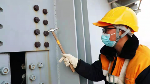 职工对箱梁桥梁体限位装置进行检查作业