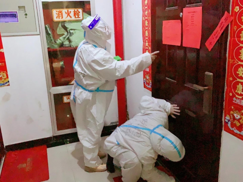 赵东、靳斌娟同志上门安装调试无线防疫门磁