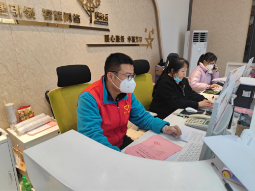 王琨同志在印台区芳草社区维护“防疫门磁管理系统”