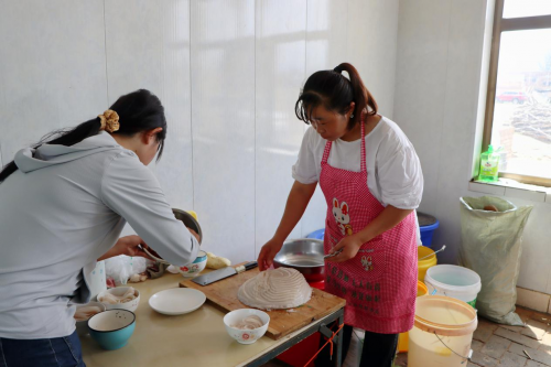 （姬静与大侄女一起做饭 卢云云摄）